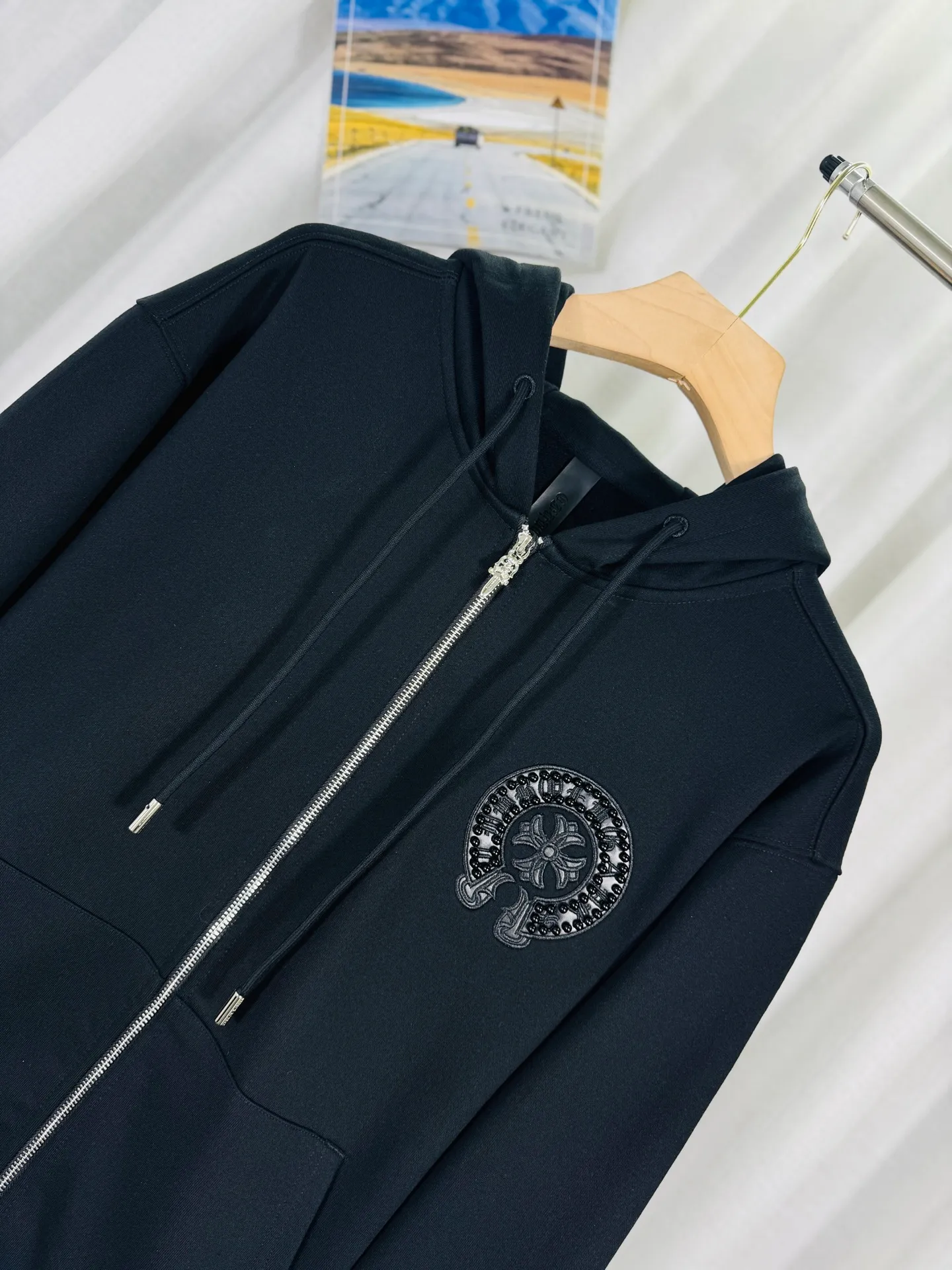 P350 top version, real shot without P, ​​different from market currency) 𝗖𝗵𝗿𝗼𝗺𝗲 𝗛𝗲𝗮𝗿𝘁𝘀/Cro Heart 2025 washed and burned flower patch embroidered autumn and winter new original single counter American hollow patch 3D couple casual cardigan sweatshirt 👑The highest version! Customized fabric 480g tripe terry fabric! American acid-washed and distressed original fabric, laser burning + leather embroidery, exquisite embroidery of letters! The best-selling model in the counter, very comfortable to wear. Accessories: original molded and authenticated collar label➕100% silk wash label. Genuine purchase-grade original hangtag➕matching hanging rope➕3D hanging beads➕original packaging bag. Craftsmanship: The original version has consistent wiring! The highest version of the armhole matching technique! Color: Black Apricot Size: S M L XL Style Number: 25-370